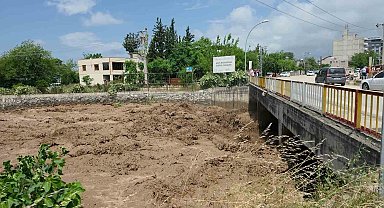 Aşırı yağışlarla debisi artan dere üzerindeki köprü ulaşıma kapatıldı