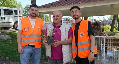 Atakum Belediyesinden kabir ziyareti yapan vatandaşlara çiçek fidesi