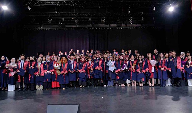 Atatürk Üniversitesi İletişim Fakültesi'nde mezuniyet heyecanı yaşandı