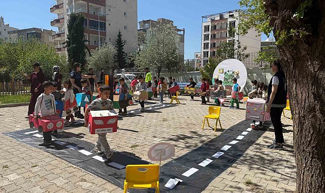 Atıklardan araç yaptılar, trafiği uygulamalı öğrendiler
