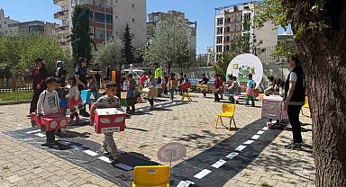 Atıklardan araç yaptılar, trafiği uygulamalı öğrendiler