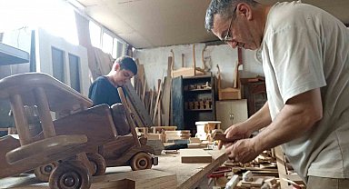 Atmaya kıyamadığı ahşapları sanat eserine çeviren 50 yıllık ustanın oyuncak arabaları ilgi görüyor