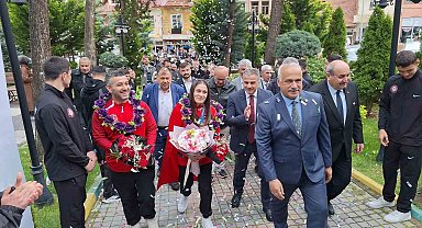 Avrupa şampiyonu milli güreşçi, memleketinde davul zurnayla karşılandı