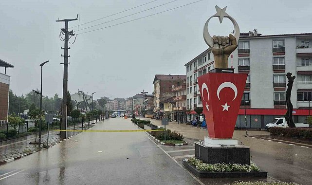 Avu deresi taştı, ev ve iş yerlerini su bastı