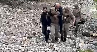 Ayağını burkan şahsı jandarma sırtında taşıdı