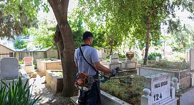 Aydın'da bayram öncesi mezarlıklar bakımdan geçiriliyor