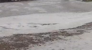 Ayvacık'ta dolu yağışı yolları beyaza bürüdü