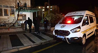 Babasını bıçakladı, arkasına bile bakmadan kaçtı