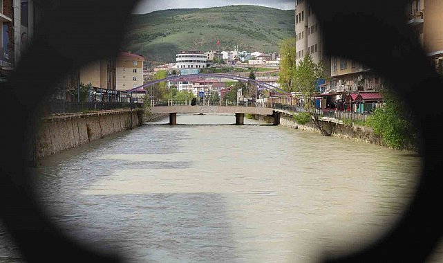 Bahar yağışları Çoruh Nehri'nin su seviyesini yükseltti