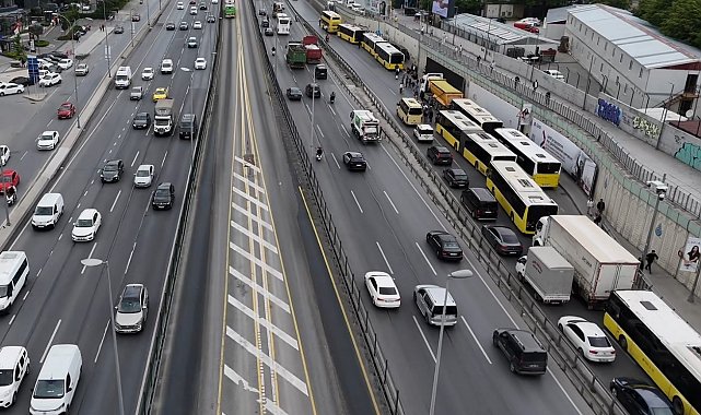 Bahçelievler'de İETT Otobüsü arızalandı, trafik nedeniyle vatandaş yol ortasında otobüs bekledi