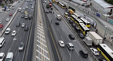 Bahçelievler'de İETT Otobüsü arızalandı, trafik nedeniyle vatandaş yol ortasında otobüs bekledi
