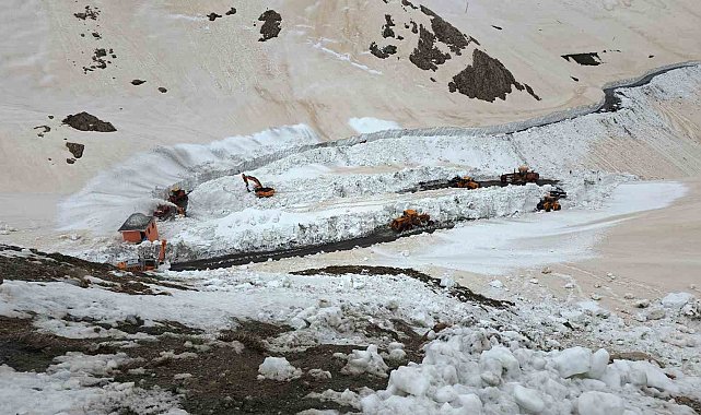 Bahçesaray yolu fiziki olarak açıldı: Gözler çığ komisyonunun raporunda