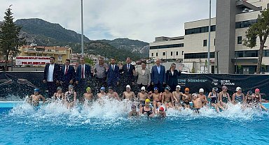 Bakan Aşkın'dan Marmarisli genç yüzücülere 19 Mayıs hediyesi