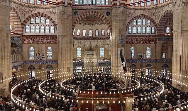Bakan Güler Selimiye Camii'nde vatandaşlarla bayramlaştı