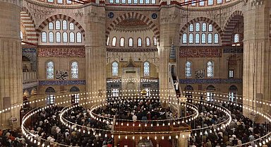 Bakan Güler Selimiye Camii'nde vatandaşlarla bayramlaştı