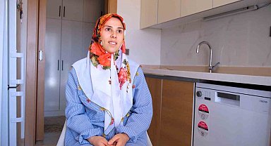 Bakan Kurum, depremzede ailenin bayram sevincini paylaştı