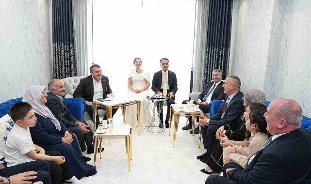 Bakan Tekin nişan törenine katıldı