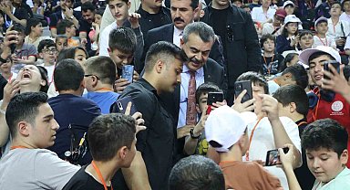 Bakan Tekin: "100 ortaöğretim öğrencisinin 43'ü mesleki eğitime kayıt yaptırdı"