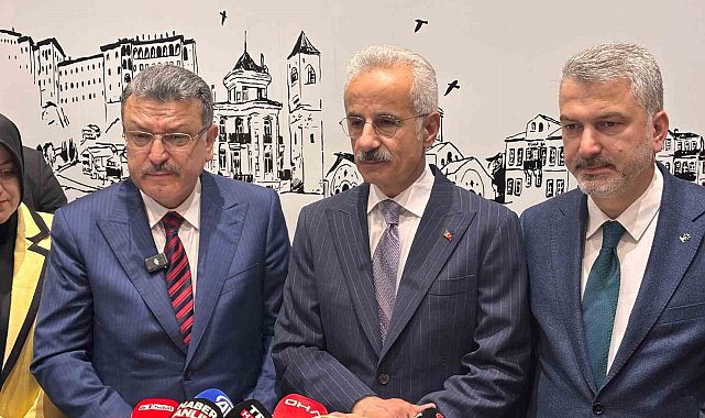 Bakan Uraloğlu, memleketi Trabzon'da hemşehrileri ile bayramlaştı
