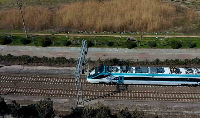 Bakan Uraloğlu: "Test süreçleri başarıyla devam eden Milli Elektrikli Hızlı Tren'imiz saatte 240 kilometre hıza ulaştı"