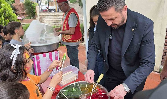 Balıkesir'de çocuklara şenlik havasında hediye yağmuru