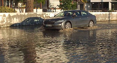 Balıkesir'de lodos denizi taşırdı, yollar göle döndü