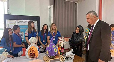 Balıkesirli öğretmen önce kendi öğrendi şimdi de öğrencilerine öğretiyor