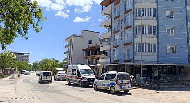 Balkona çıkan şahsı ekipler ikna ederek indirdi