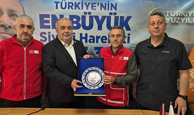 Bartın protokolü kurban bağışını Kızılay'a yaptı