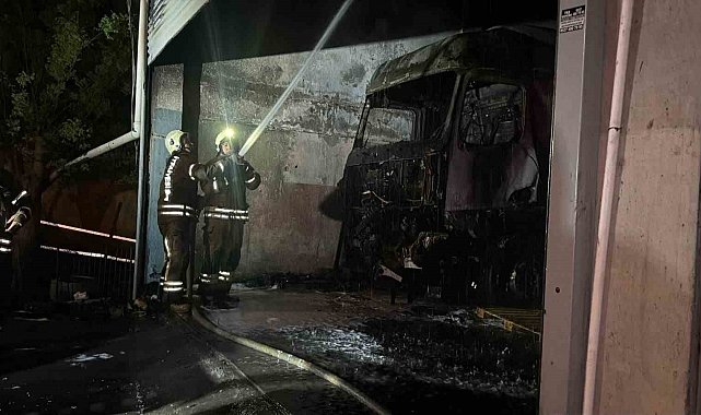 Başakşehir'de tamirhanedeki tırda yangın çıktı