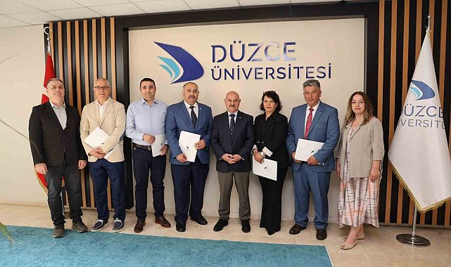 Başarı belgelerini Rektörün elinden aldılar