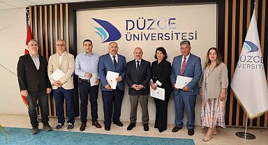 Başarı belgelerini Rektörün elinden aldılar