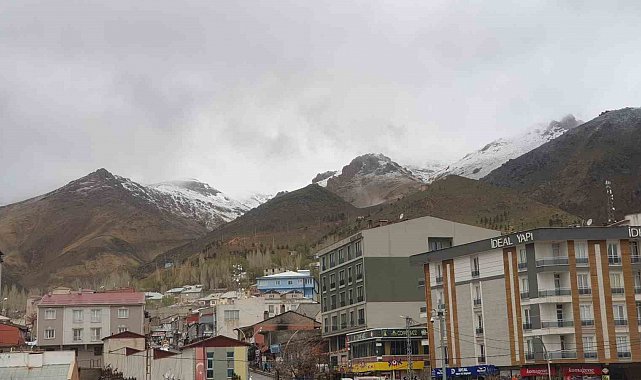 Başkale'de mayıs ayında yüksek kesimler beyaza büründü