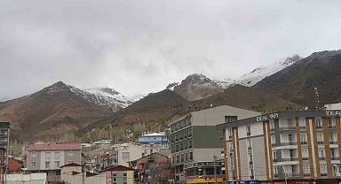 Başkale'de mayıs ayında yüksek kesimler beyaza büründü