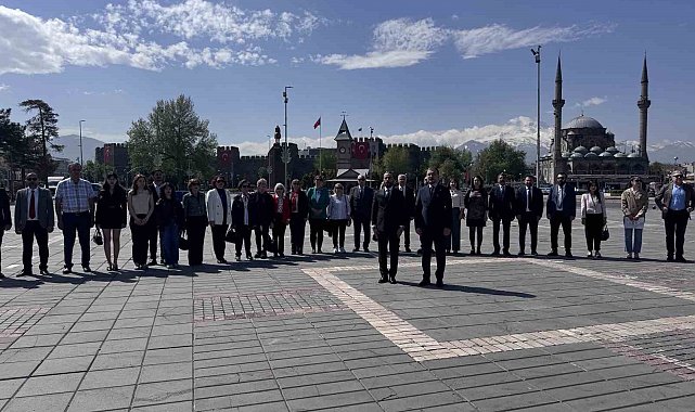 Başkan Akın: "Plansız açılan fakülteler nedeniyle eczacılık alanında istihdam krizi yaşanmaktadır"