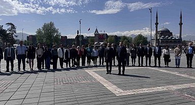 Başkan Akın: "Plansız açılan fakülteler nedeniyle eczacılık alanında istihdam krizi yaşanmaktadır"