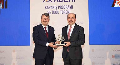 Başkan Altay'a İbn Haldun Üniversitesi'nden gençlik projeleri ödülü