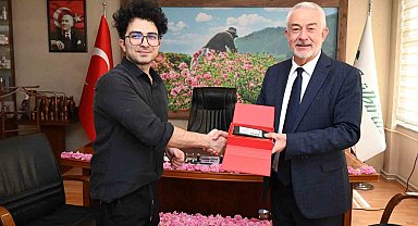 Başkan Başdeğirmen, Çin'de 40 milyon takipçili fenomene Isparta gülünü anlattı