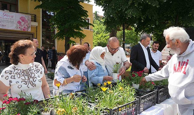 Başkan Çetin Akın'dan Anneler Günü'nde anlamlı kutlama