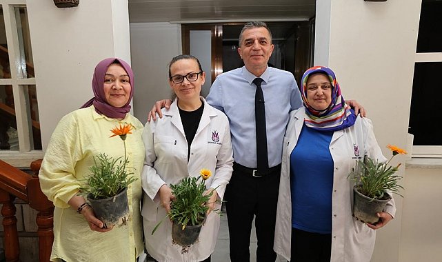 Başkan Şimşek çalışan anneleri çiçekle sevindirdi