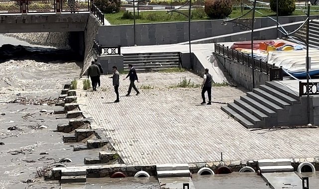 Başkan Yazıcıoğlu akıntıyla gelen ağaç parçalarını kendi elleriyle topladı