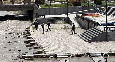 Başkan Yazıcıoğlu akıntıyla gelen ağaç parçalarını kendi elleriyle topladı