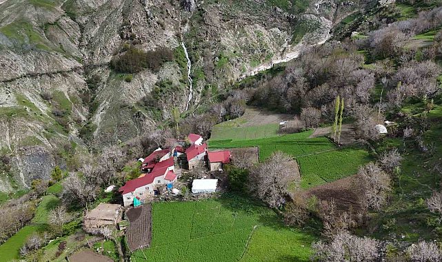 Batman'da 3 metre yüksekliğindeki kar mağaraları hayran bırakıyor