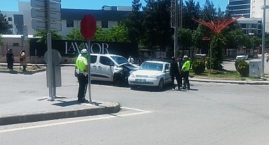 Batman'da hafif ticari araç ile otomobil çarpıştı: 3 yaralı