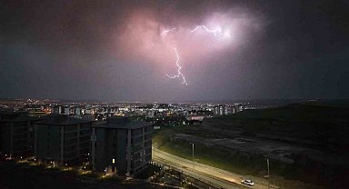 Batman'da şimşekler geceyi aydınlattı