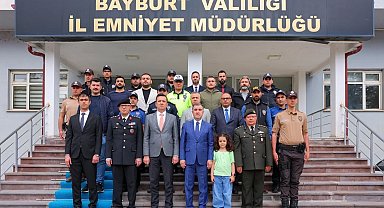 Bayburt'ta bayram nöbetindeki güvenlik güçleriyle bayramlaşıldı
