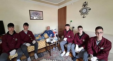 Bayburt'ta öğrenciler yaşlı vatandaşın ev işlerine destek oldu