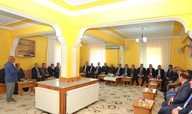 Bayburt'ta protokol üyeleri ve vatandaşlar bayramlaştı