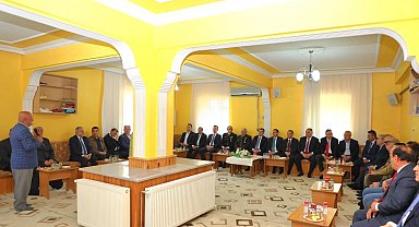 Bayburt'ta protokol üyeleri ve vatandaşlar bayramlaştı