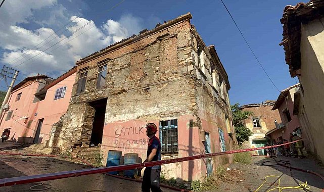 Bayındır'da metruk binada yangın paniği